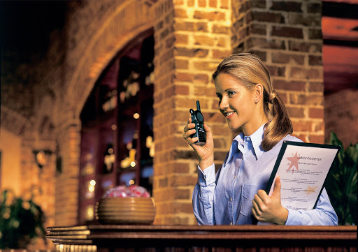 Máy bộ đàm dùng trong nhà hàng, khách sạn giúp quá trình đàm thoại, trao đổi công việc diễn ra liên tục 24/2, tiết kiệm thời gian cũng như chi phí so với việc sử dụng điện thoại.