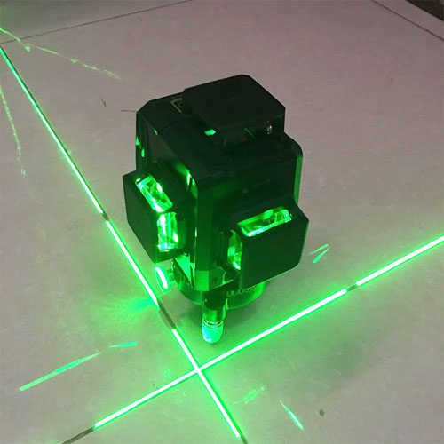  Máy cân bằng laser tia xanh hỗ trợ đo đạc linh hoạt nên ứng dụng đa dạng với hầu hết mọi công trình.