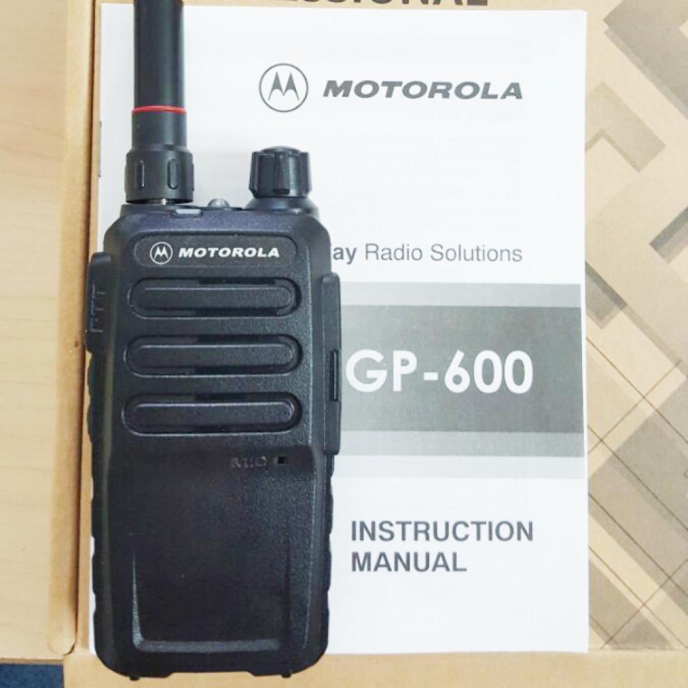 Máy bộ đàm Motorola GP-600 thiết kế nhỏ gọn, kiểu dáng hiện đại.