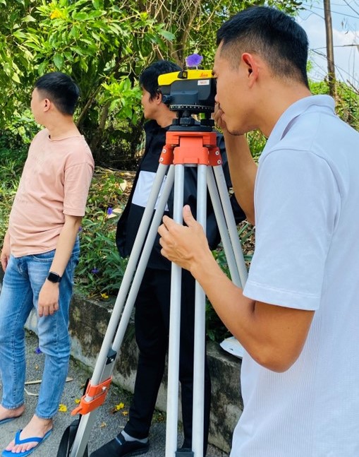 Nên chọn máy thủy bình giá rẻ hay chính hãng