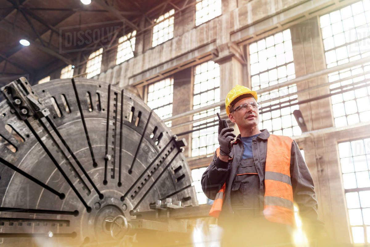 Các nhà máy, nhà xưởng nên chọn máy bộ đàm nào?